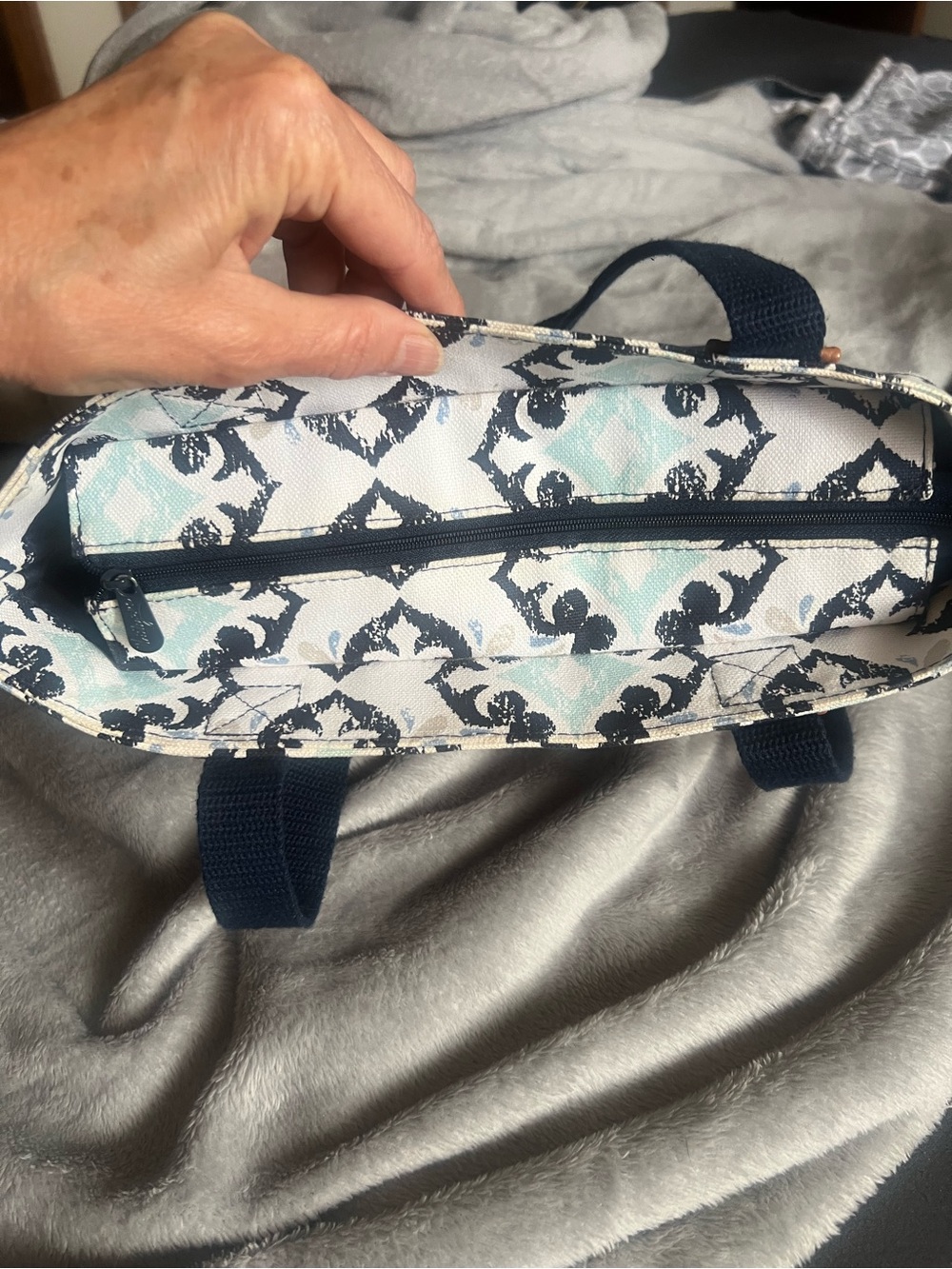 Thirty One Cloth Navy Blue/Blue/White/Tan/Aqua Shoulder Purse, new without tags - Picture 2 of 9